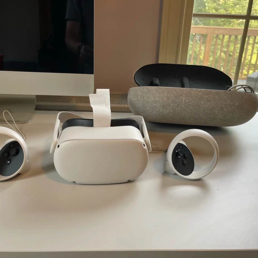 Oculus Quest 2 128 GB VR set with case